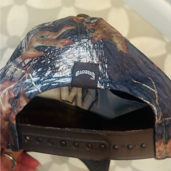 Wisconsin badgers Brown and White Logo Baseball Cap - Picture 2 of 2